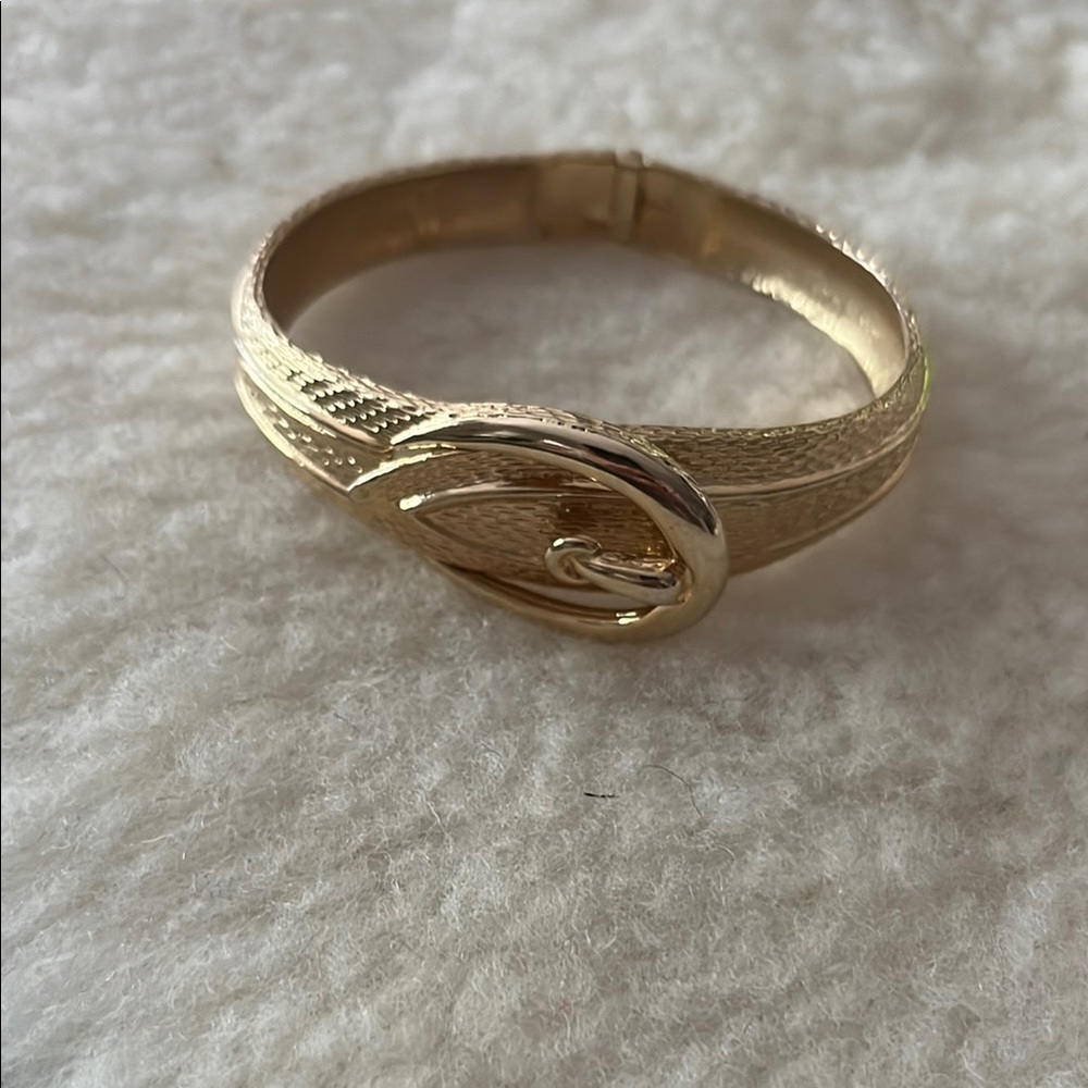 Avon vintage Women's Gold-Tone Sculpted Hinged Bracelet belt buckle